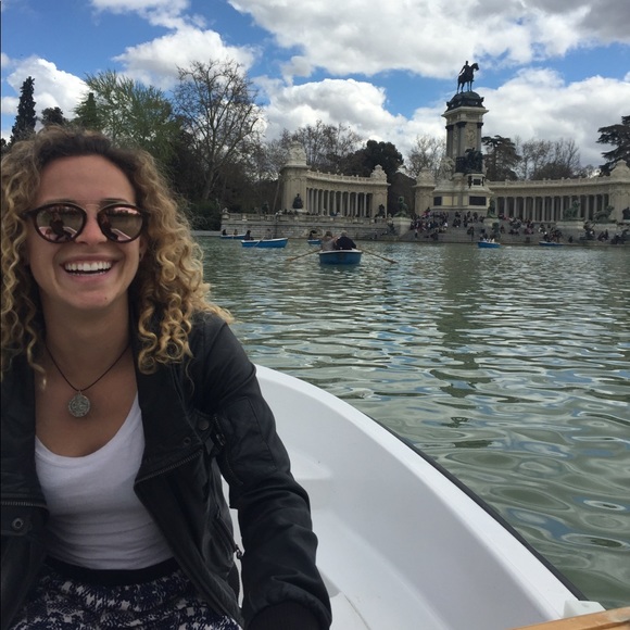 Meet your Posher, Melissa - Picture 1 of 1